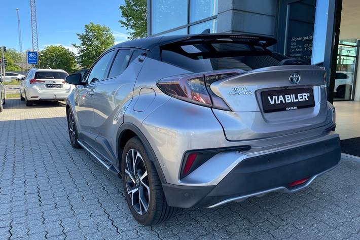 Grå Toyota C-HR fra 2017