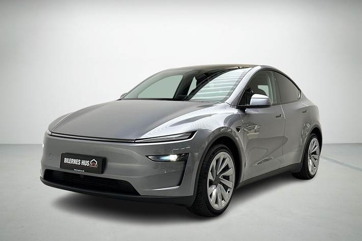Sølv Tesla Model Y fra 2025