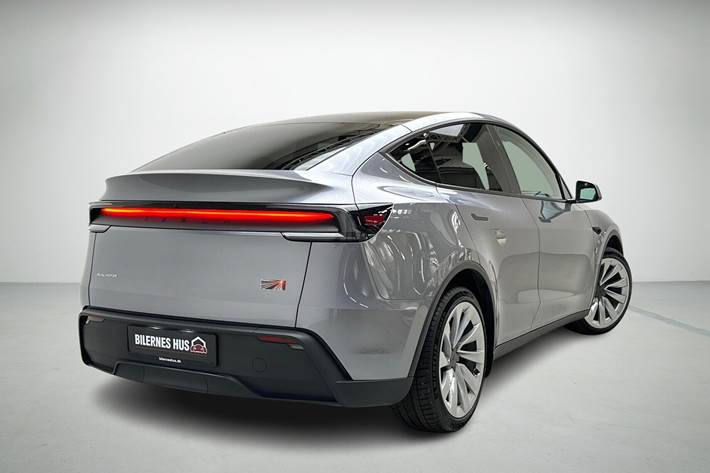 Sølv Tesla Model Y fra 2025