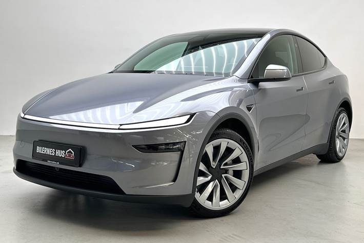 Sølv Tesla Model Y fra 2025