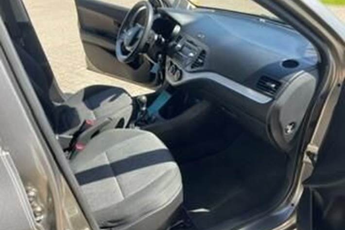 Grå Kia Picanto fra 2013