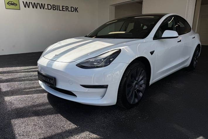Hvid Tesla Model 3 fra 2022