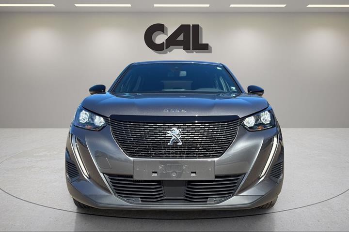 Grå Peugeot 2008 fra 2023