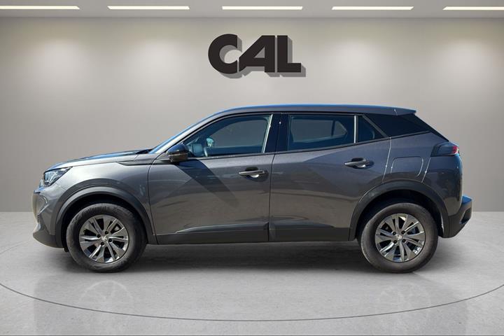 Grå Peugeot 2008 fra 2023