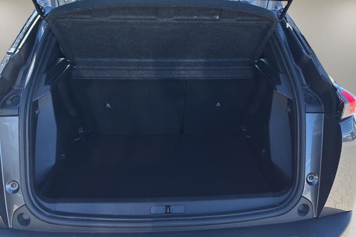 Grå Peugeot 2008 fra 2023