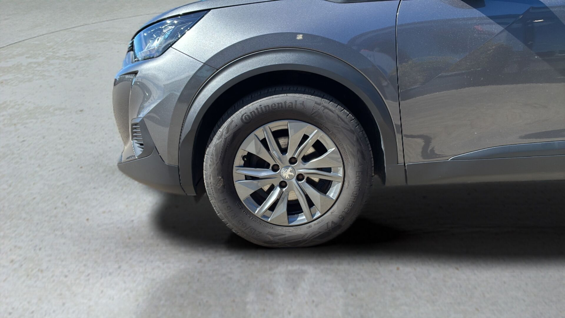 Grå Peugeot 2008 fra 2023