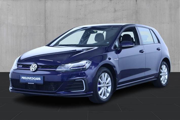 Blå VW Golf VII fra 2020