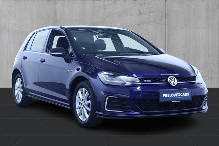 Blå VW Golf VII fra 2020