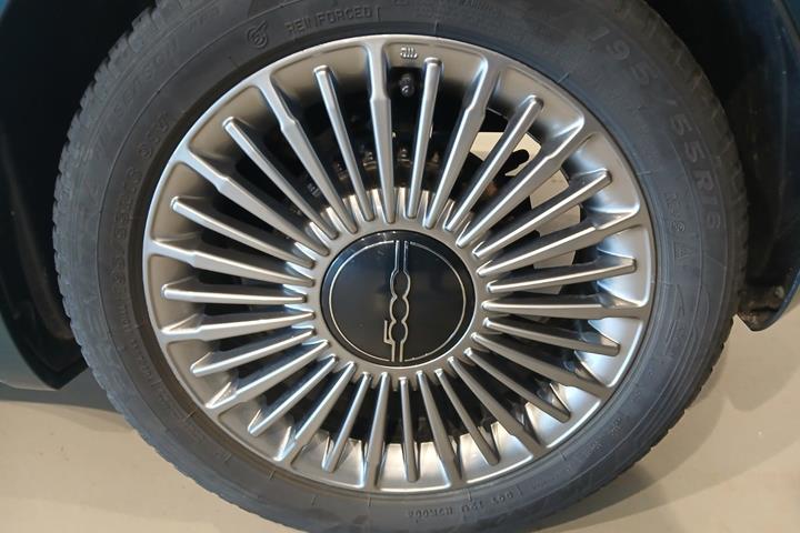 Grøn Fiat 500e fra 2023