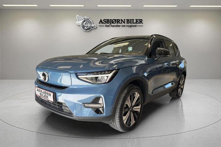 Blå Volvo XC40 fra 2023 set udefra