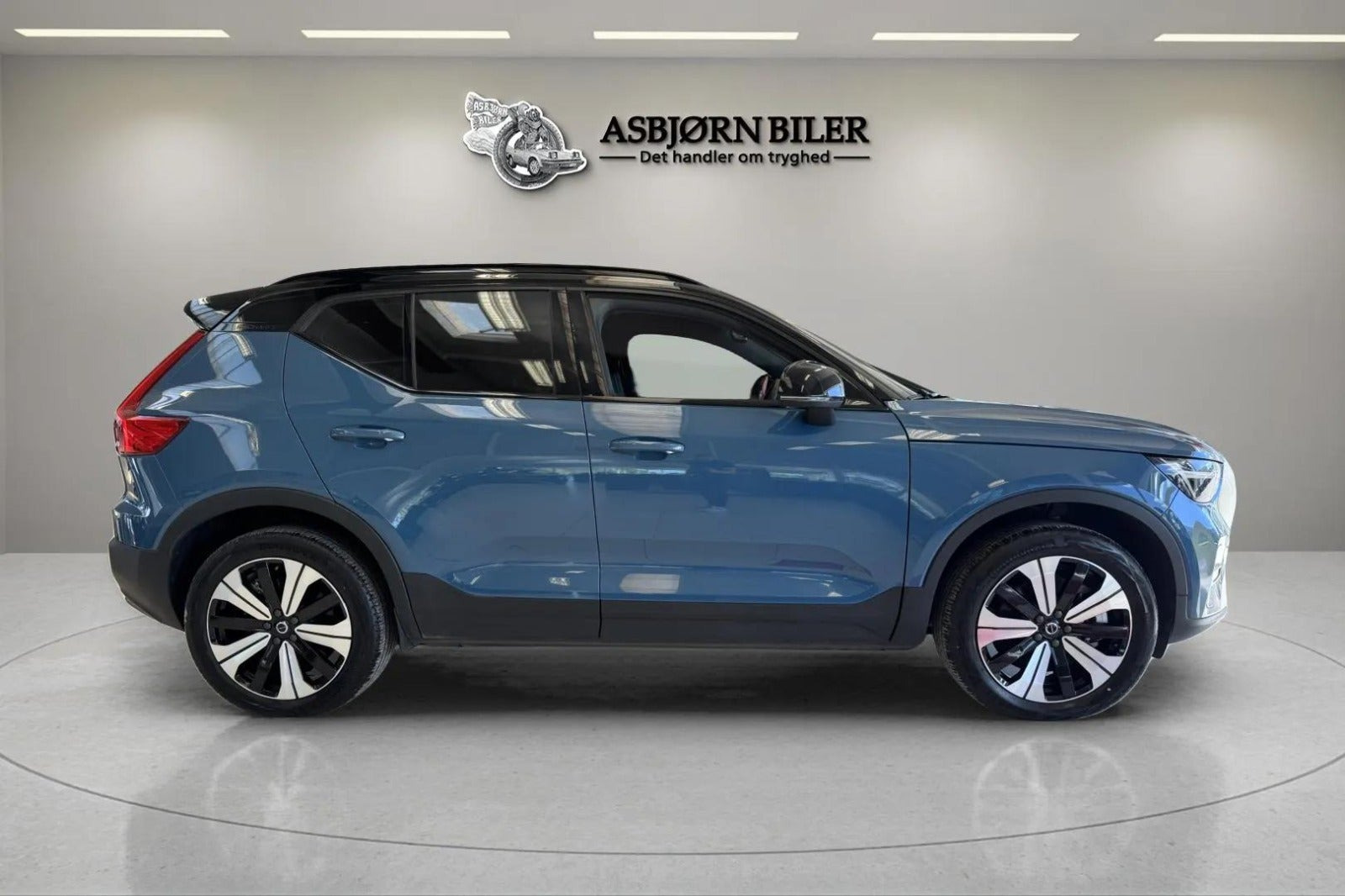 Blå Volvo XC40 fra 2023