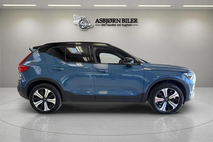 Blå Volvo XC40 fra 2023