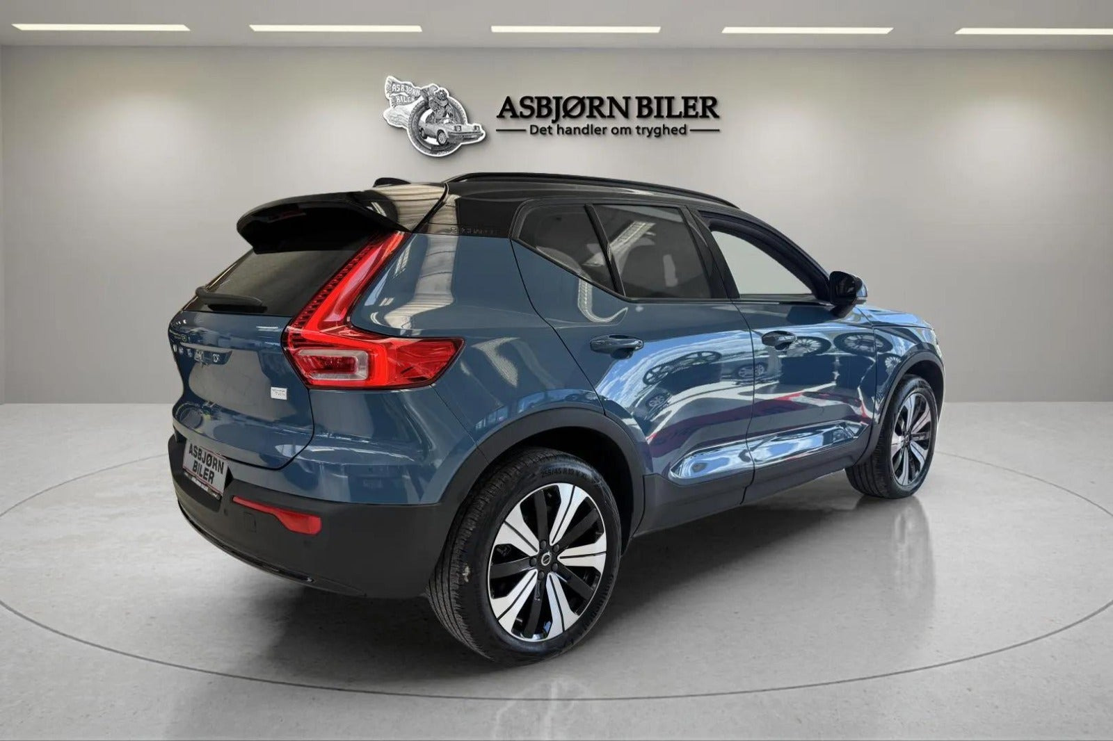 Blå Volvo XC40 fra 2023