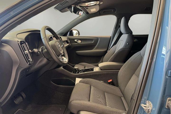 Blå Volvo XC40 fra 2023