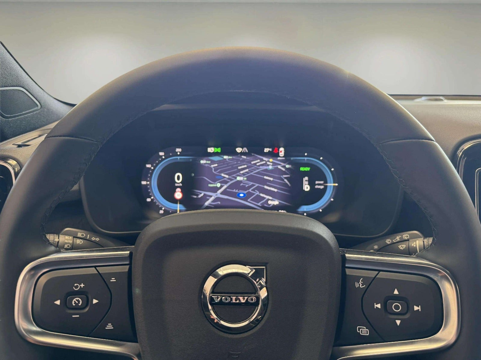 Blå Volvo XC40 fra 2023