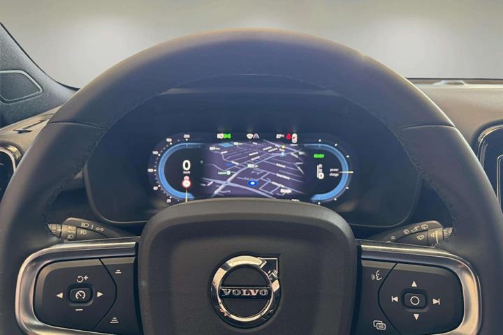 Blå Volvo XC40 fra 2023