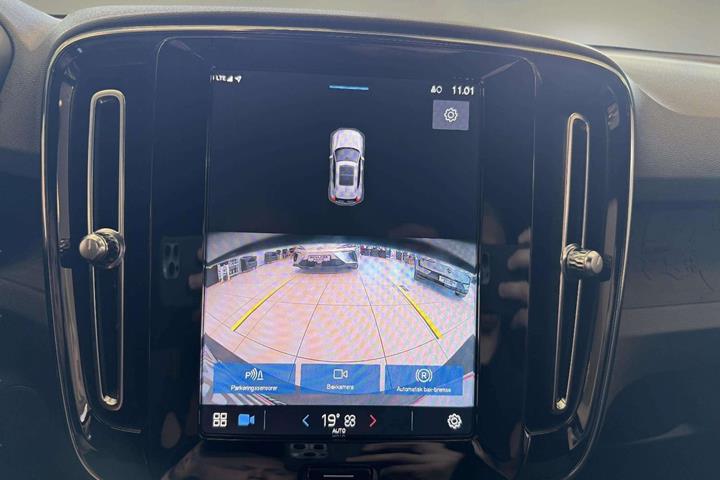 Blå Volvo XC40 fra 2023
