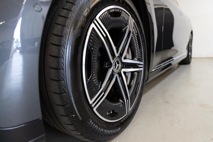 Grå Mercedes EQE350 fra 2024