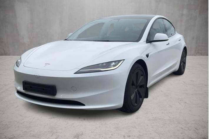 Hvid Tesla Model 3 fra 2024