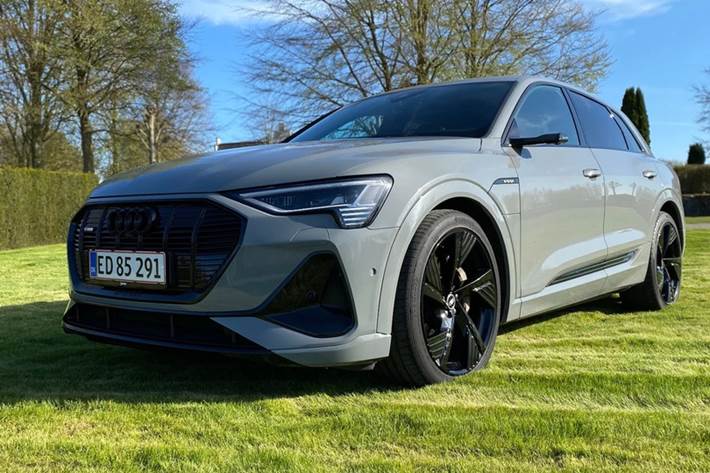 Grå Audi e-tron fra 2021