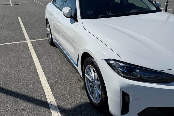 Hvid BMW i4 fra 2023