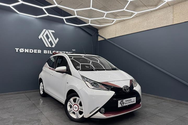 Hvid Toyota Aygo fra 2017 set udefra