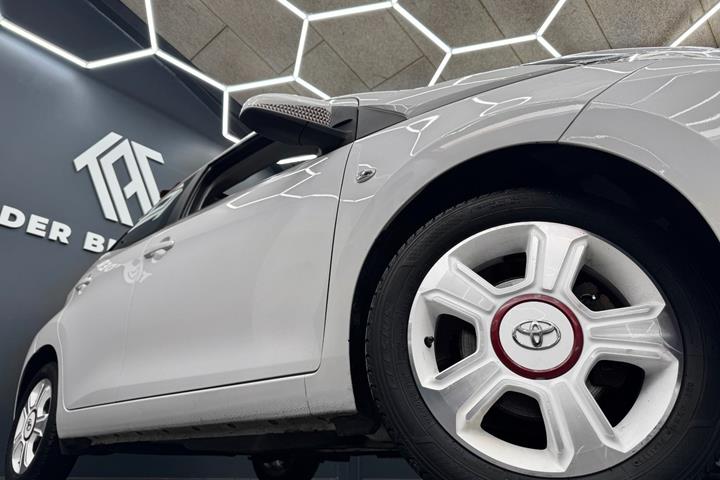 Hvid Toyota Aygo fra 2017