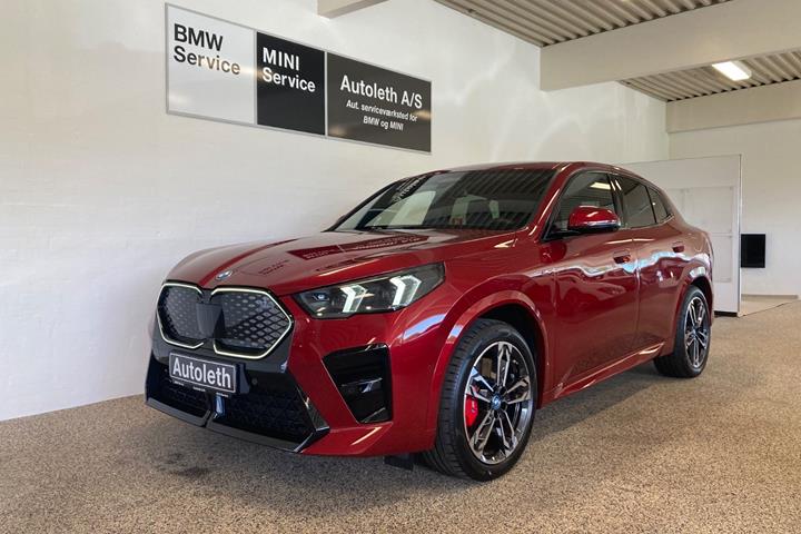 Rød BMW iX2 fra 2025 set udefra