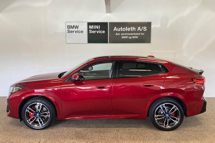 Rød BMW iX2 fra 2025