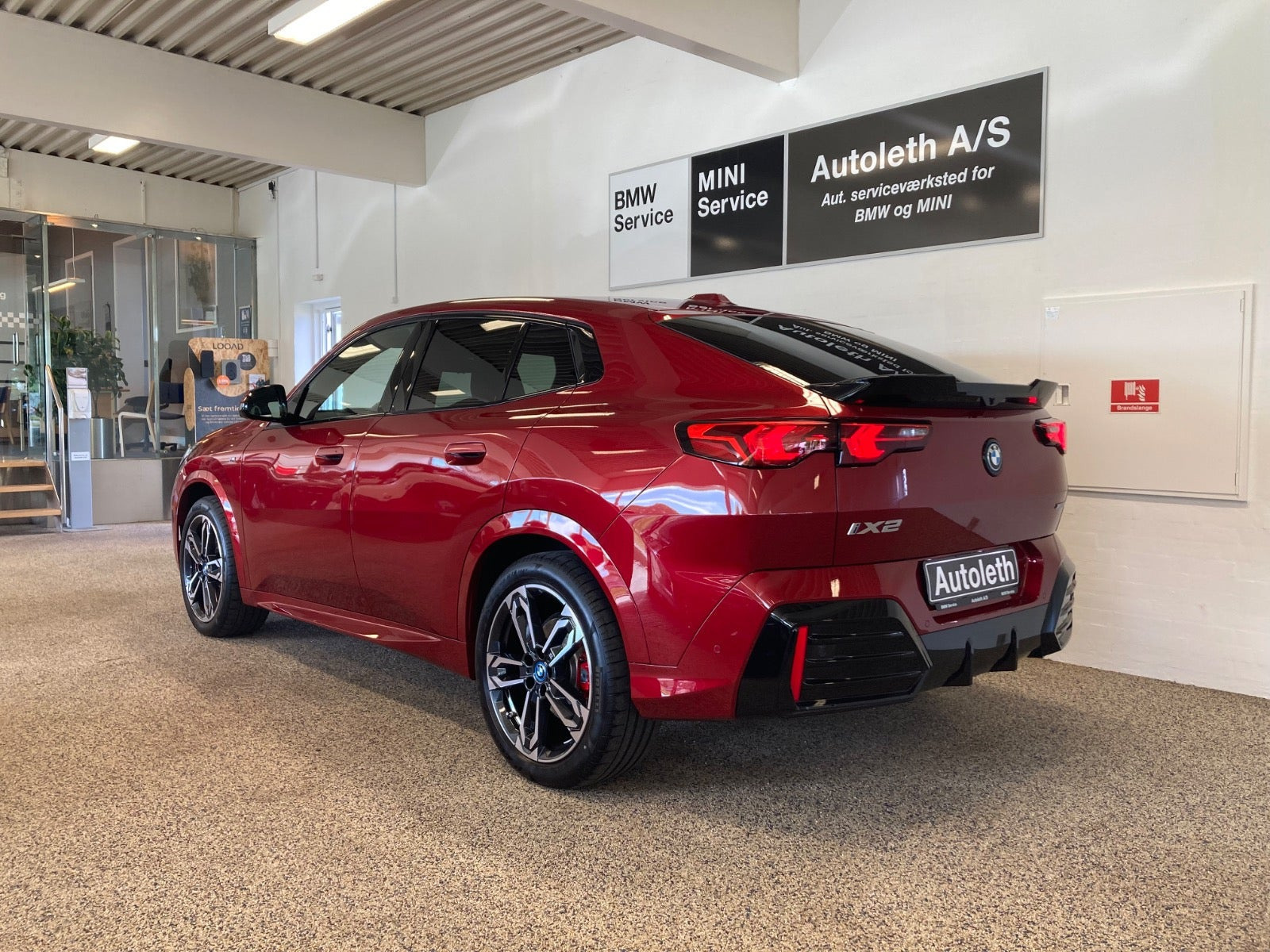 Rød BMW iX2 fra 2025