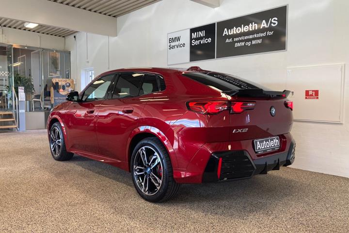 Rød BMW iX2 fra 2025