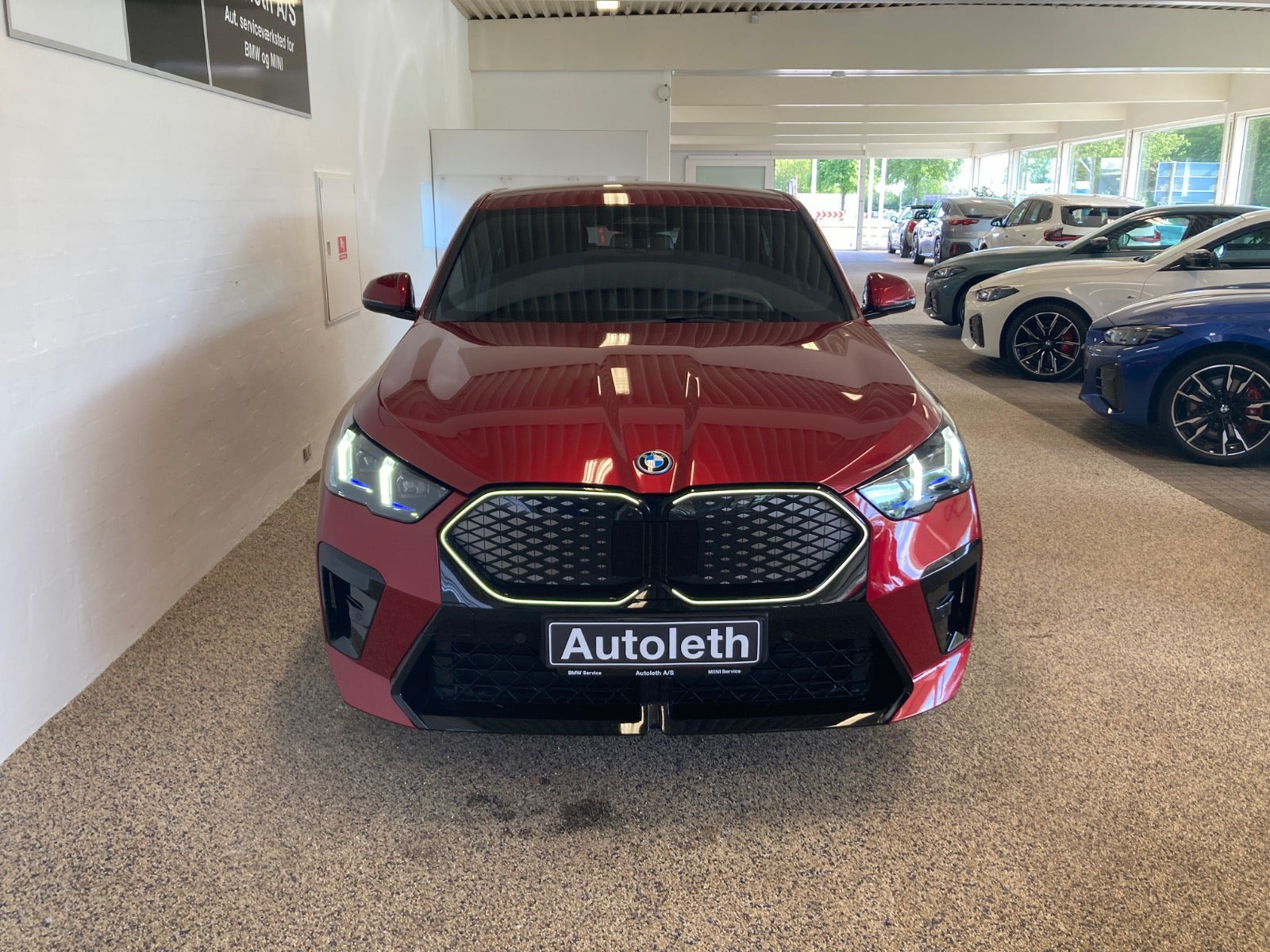 Rød BMW iX2 fra 2025