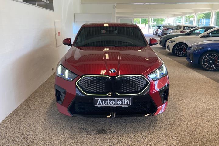 Rød BMW iX2 fra 2025