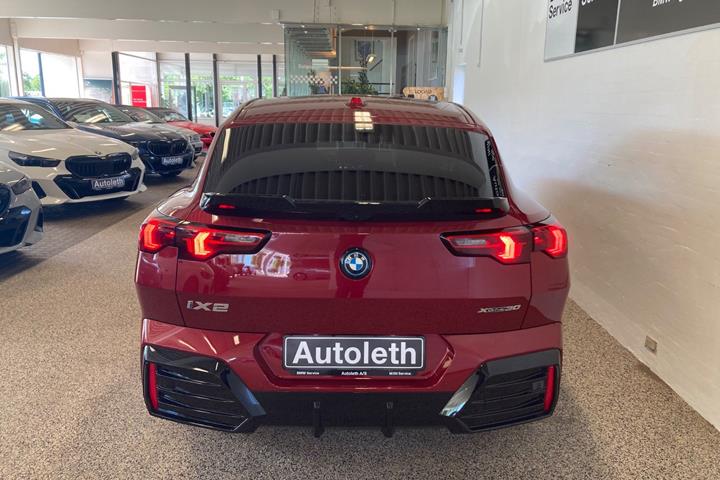 Rød BMW iX2 fra 2025