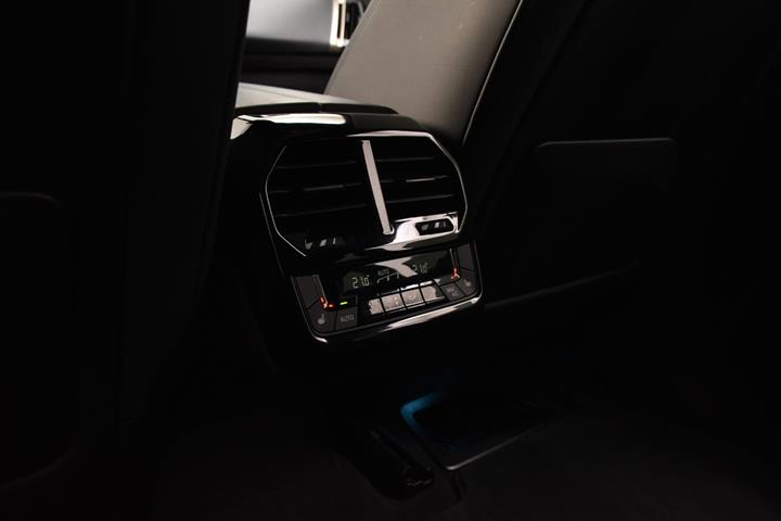 Grå BMW iX fra 2021