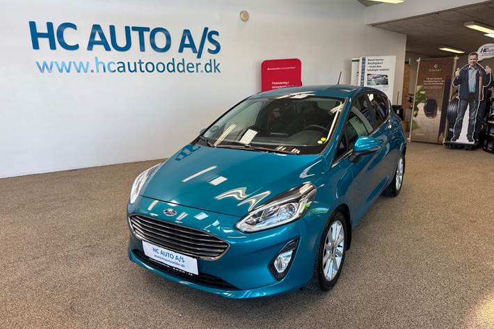 Turquoise Ford Fiesta fra 2018 set udefra