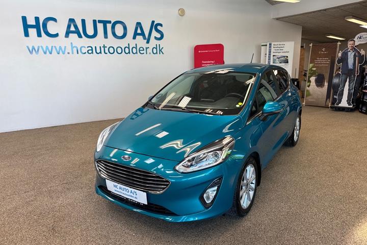 Turquoise Ford Fiesta fra 2018 set udefra