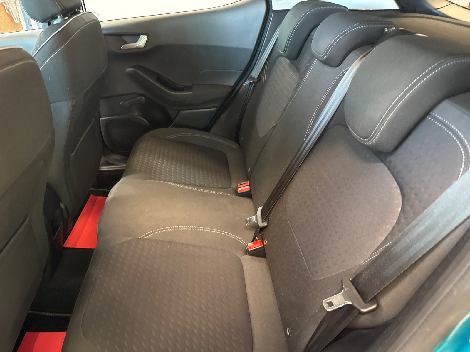 Turquoise Ford Fiesta fra 2018