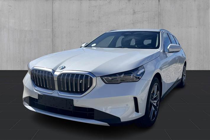 Hvid BMW i5 fra 2024 set udefra