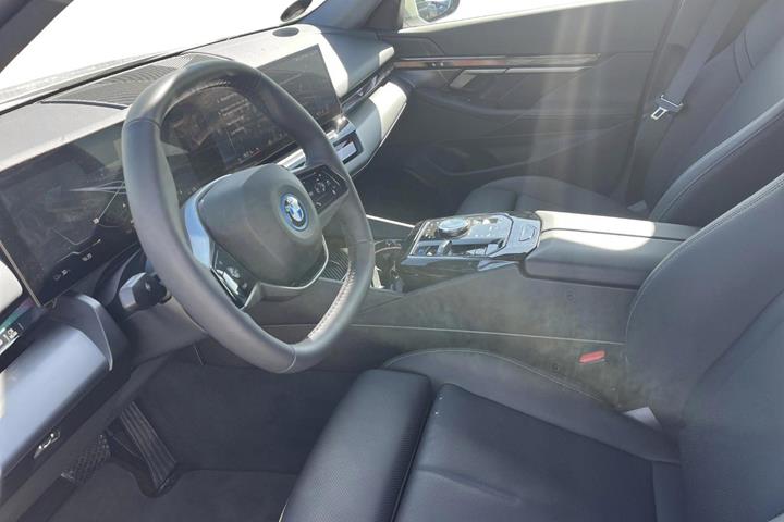 Hvid BMW i5 fra 2024