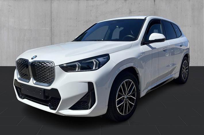 Hvid BMW iX1 fra 2023 set udefra