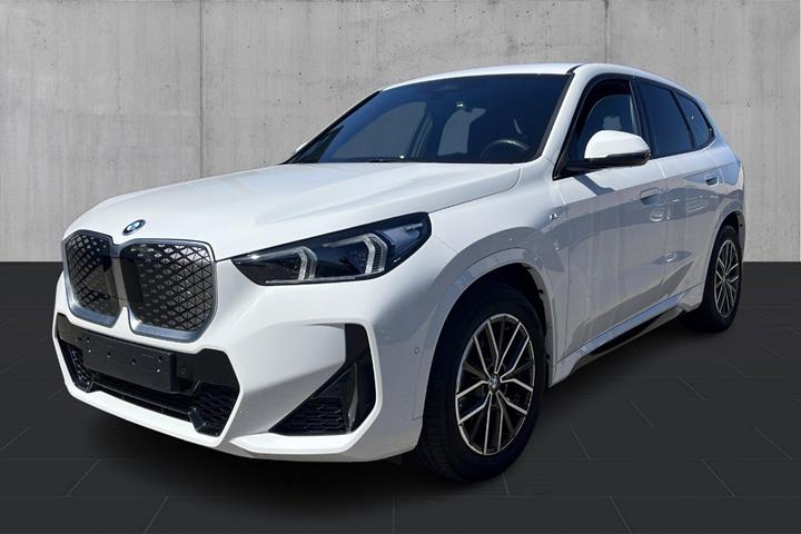 Hvid BMW iX1 fra 2023 set udefra