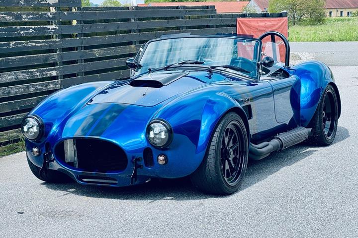 Blå AC Cobra fra 2018 set udefra