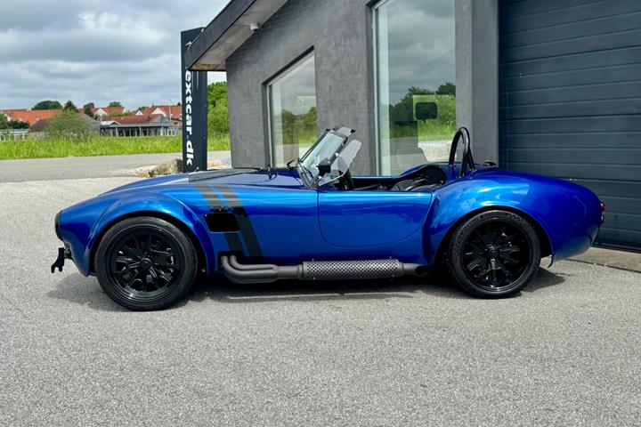 Blå AC Cobra fra 2018 set udefra