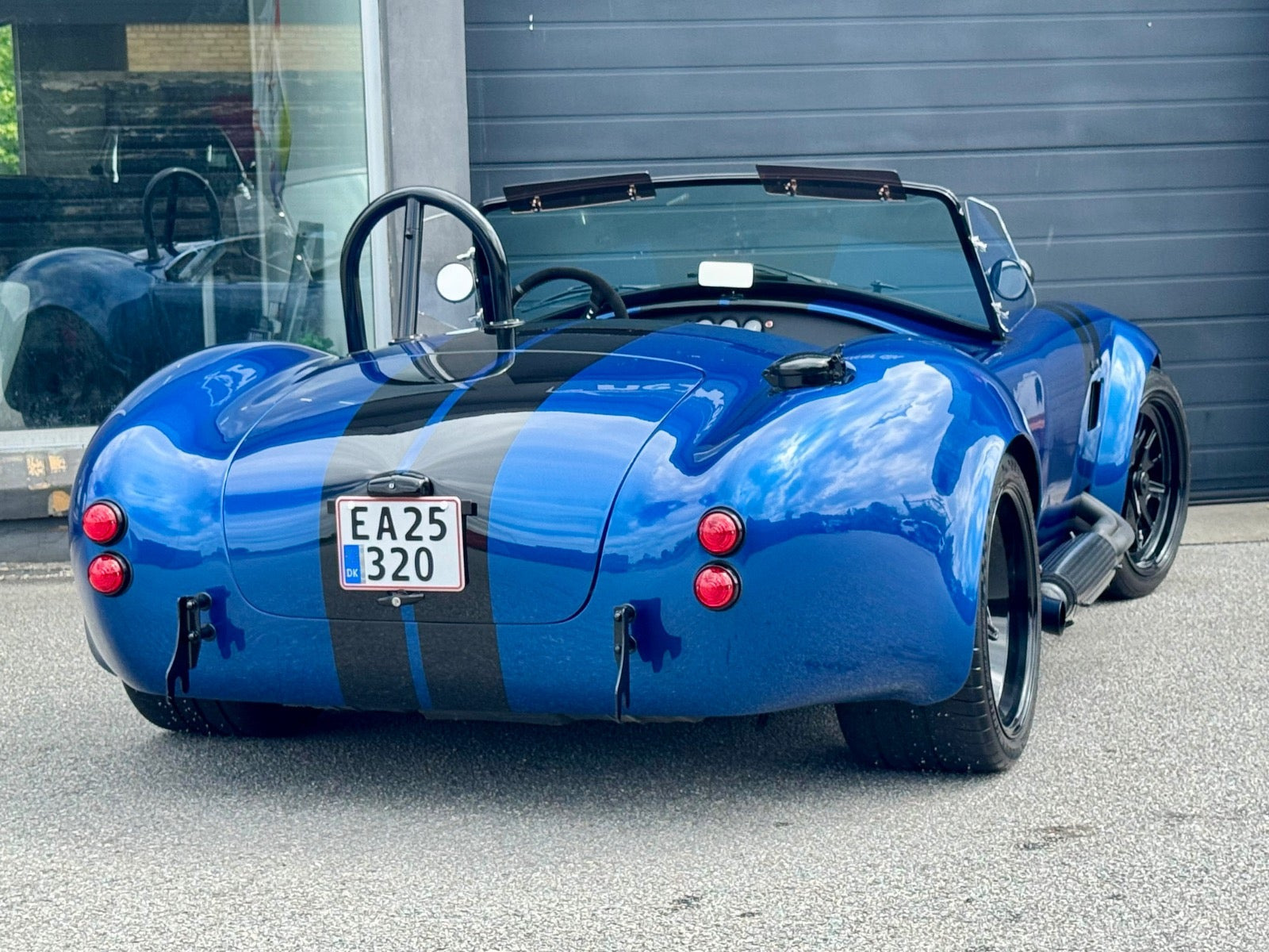 Blå AC Cobra fra 2018 set udefra