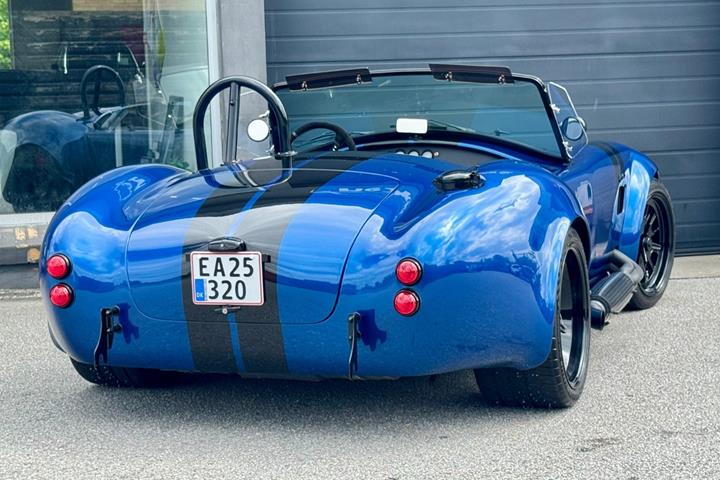 Blå AC Cobra fra 2018 set udefra