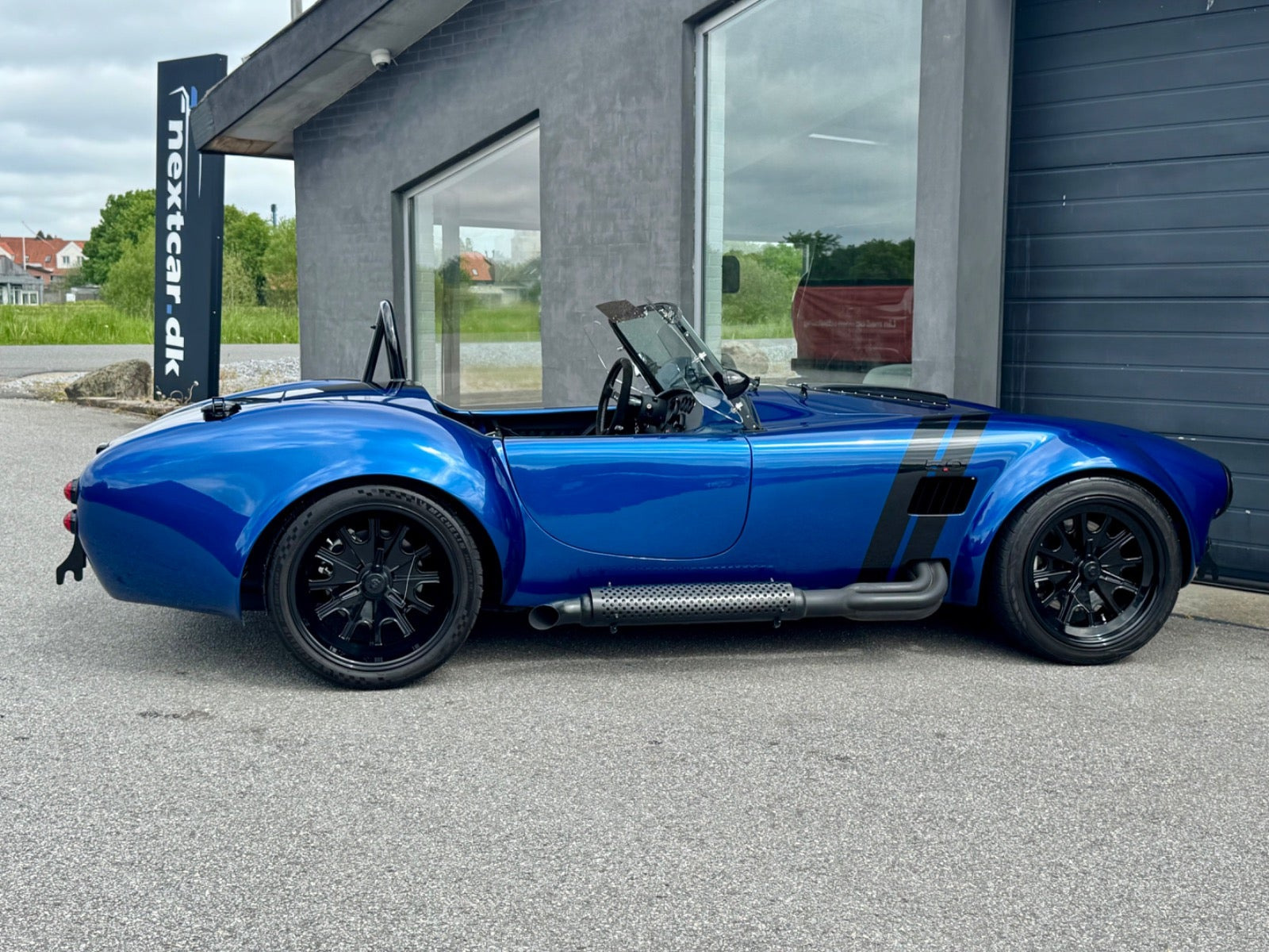 Blå AC Cobra fra 2018 set udefra