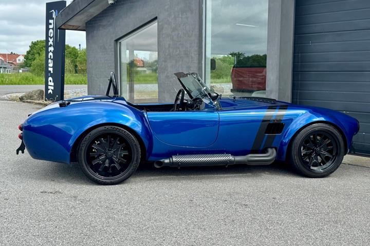 Blå AC Cobra fra 2018 set udefra