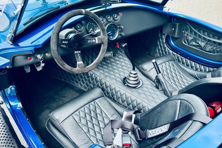 Blå AC Cobra fra 2018 set indefra