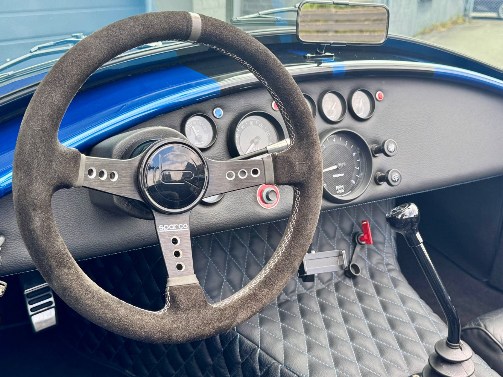 Blå AC Cobra fra 2018 set indefra